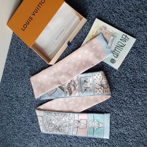 Louis Vuitton Lock It Bandeau